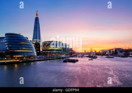 Vue de Londres City au coucher du soleil. Banque D'Images