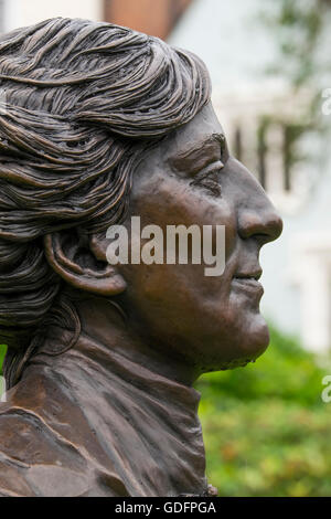 Buste en bronze de l'auteure Mary Webb par Jemma Pearson, Shrewsbury, Shropshire, Angleterre. Banque D'Images