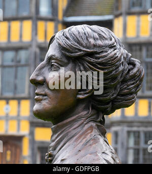 Buste en bronze de l'auteure Mary Webb par Jemma Pearson, Shrewsbury, Shropshire, Angleterre. Banque D'Images