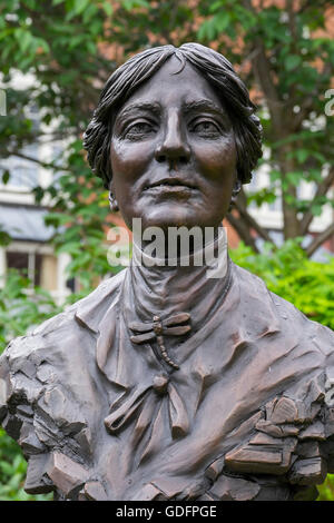 Buste en bronze de l'auteure Mary Webb par Jemma Pearson, Shrewsbury, Shropshire, Angleterre. Banque D'Images