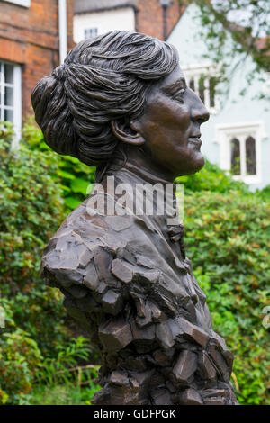 Buste en bronze de l'auteure Mary Webb par Jemma Pearson, Shrewsbury, Shropshire, Angleterre. Banque D'Images