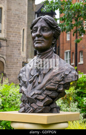 Buste en bronze de l'auteure Mary Webb par Jemma Pearson, Shrewsbury, Shropshire, Angleterre. Banque D'Images