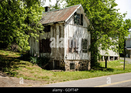 Vieux bâtiment à l'échelle du bétail, 3340 Rokeby Road, Delaplane, Virginie Banque D'Images