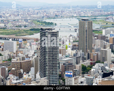 Vue panoramique des toits de Kita Ward, Osaka dans une direction nord-est depuis le toit de gratte-ciel Umeda. Banque D'Images