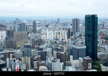 Vue panoramique des toits de Kita-ku, Osaka. Banque D'Images