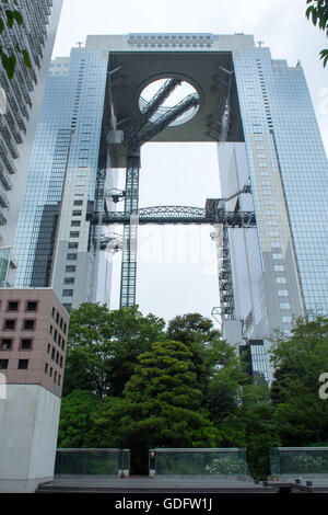 Ciel Umeda, deux tours de 40 étages qui se connectent à leurs deux histoires sommitale, situé à Osaka. Banque D'Images