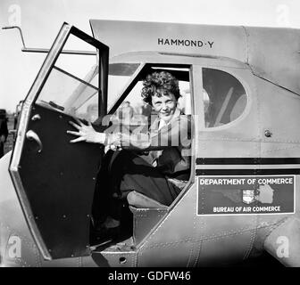 Amelia Earhart (1897-1937) dans le poste de pilotage d'un avion vers 1936. Photo de Harris et Ewing. Banque D'Images