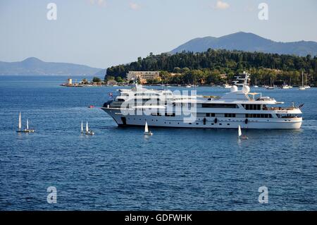 Bateau de croisière sur la mer Ioinian à proximité de l'île de Corfou. Banque D'Images