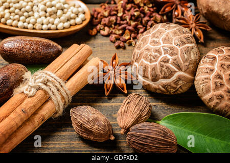 Champignons noirs et d'épices Banque D'Images