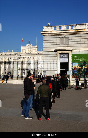 Les touristes faisant la queue pour acheter des billets pour visiter le Palais Royal / Palacio Real, la Plaza de la Armeria, Madrid, Espagne Banque D'Images