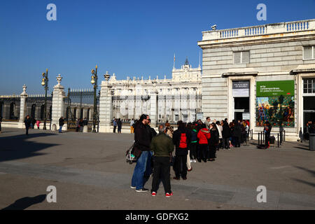 Les touristes faisant la queue pour acheter des billets pour visiter le Palais Royal / Palacio Real, la Plaza de la Armeria, Madrid, Espagne Banque D'Images