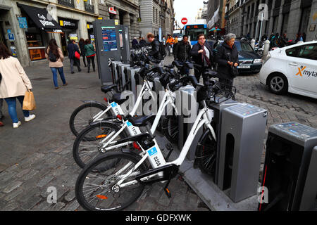 Des vélos électriques pour BiciMAD location publique à une station d'accueil sur la Plaza Puerta del Sol, Madrid, Espagne Banque D'Images