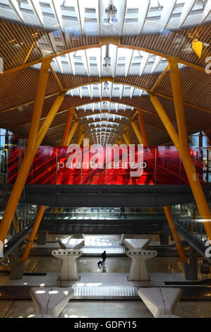 Aeréo / pont Puente Air signe à marcher au-dessus de la borne 4, des arrivées Adolfo Suárez-Madrid Barajas, Madrid, Espagne Banque D'Images