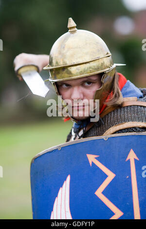 Soldat romain en uniforme à une reconstitution Banque D'Images