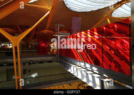 Aeréo / pont Puente Air signe à marcher au-dessus de la borne 4, des arrivées Adolfo Suárez-Madrid Barajas, Madrid, Espagne Banque D'Images