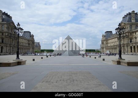 Le Louvre ou le musée du Louvre, Musée du Louvre, est le plus grand musée et monument historique à Paris, France. Banque D'Images