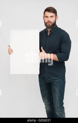 Portrait of handsome man with beard et conseil Banque D'Images