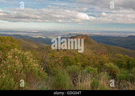 Vue imprenable de l'affût de vastes paysages de plages boisées et sommets dentelés au Mont Kaputar National Park, Australie Banque D'Images