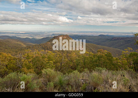 Vue imprenable de l'affût de vastes paysages de plages boisées et sommets dentelés au Mont Kaputar National Park, Australie Banque D'Images