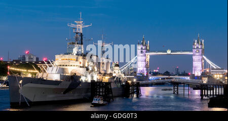 Tower Bridge de Londres, une véritable icône de Londres, en Angleterre. Banque D'Images