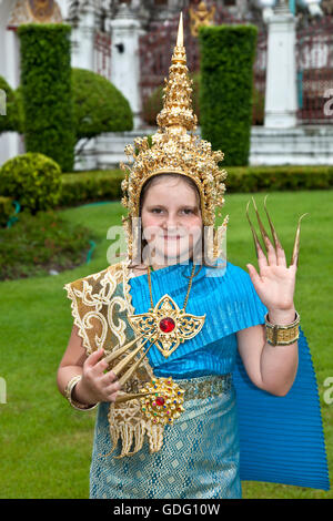 Jeune fille'habillés en costume traditionnel thaï au Wat Arun à Bangkok Banque D'Images