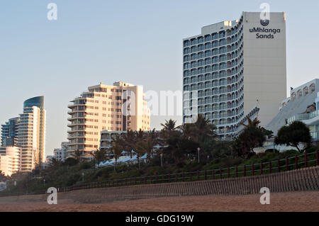 DURBAN, AFRIQUE DU SUD - Juillet 11, 2016 : hôtels et immeubles le long de la promenade de la plage d'Umhlanga Rocks Banque D'Images