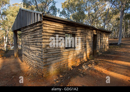 La construction faite avec wattle & daub démontrant une simple méthode bon marché de la construction en utilisant des matériaux naturels en Australie Banque D'Images