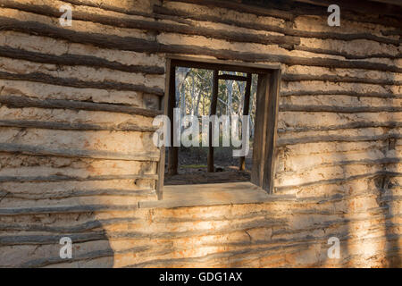 La fenêtre de construction de murs & faite avec wattle & daub montrant une simple méthode bon marché de construction avec des matériaux naturels Banque D'Images