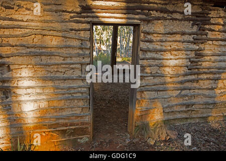 Murs et portes de bâtiment en montrant avec un wattle & daub simple méthode bon marché de construction avec des matériaux naturels Banque D'Images