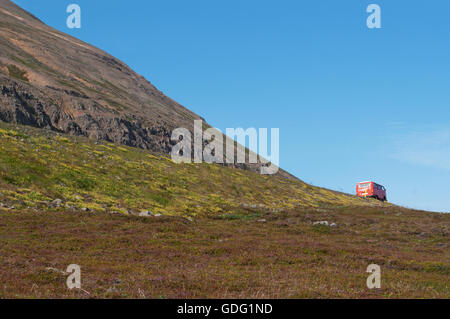 Islande : un camping-car dans le paysage islandais, considéré comme unique dans le monde, vu de la Route 1, le célèbre Ring Road qui fait le tour de l'île Banque D'Images