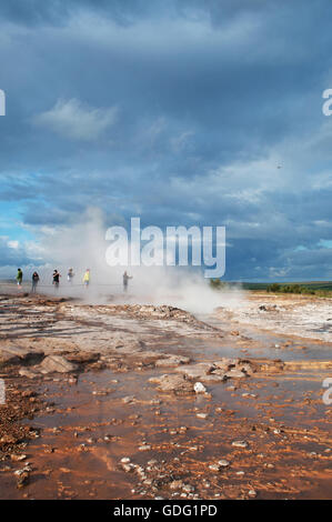 Islande : l'éruption du Grand Geyser, dans la région de Geysir, où se trouve le célèbre geyser, une source d'eau chaude jaillissant périodiquement dans le sud-ouest de l'Islande Banque D'Images