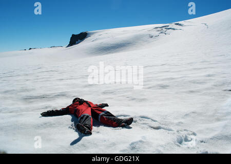 L'Islande, l'Europe du Nord : détente sur la neige du haut de Skaftafellsjokull, le Glacier Skaftafell, un éperon de la calotte de glace Vatnajokull Banque D'Images