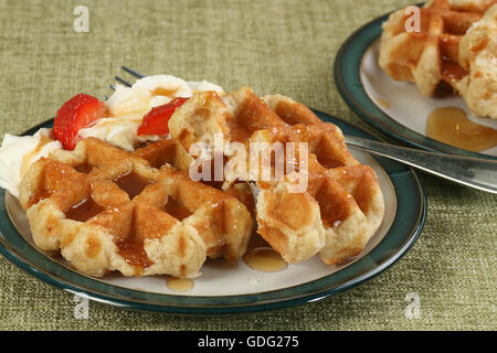 Gaufres sucrées et des fraises à la crème de miel wit Banque D'Images