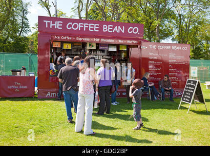 Mise en file d'attente des gens (en ligne) au Coffee Bean Co. snack-stand au goût d'Édimbourg Festival alimentaire dans les prés. Banque D'Images