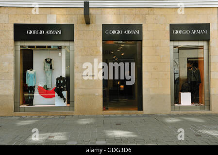 Vienne, AUTRICHE - juin 6, 2016 : Façade de Giorgio Armani magasin phare à la rue de Vienne du 6 juin 2016. Banque D'Images