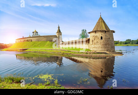 Kremlin de Pskov et Ploskaya tower le matin, Russie Banque D'Images