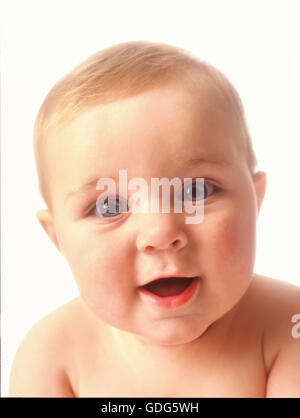 Portrait d'un visage de bébé aux yeux bleus sur fond blanc