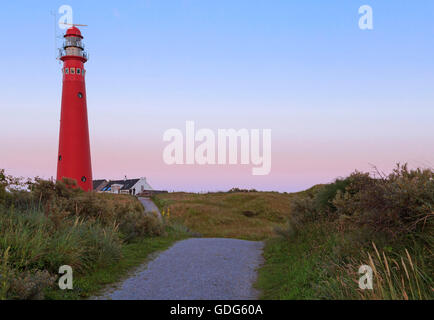 Noordertoren phare au crépuscule, sur Schiermonnikoog, l'un de l'ouest de l'archipel frison dans la mer des Wadden, Frise, Pays-Bas. Banque D'Images