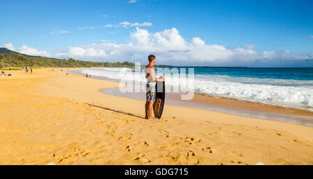 Skimboarder mer montres à grande plage à Makena State Park Banque D'Images