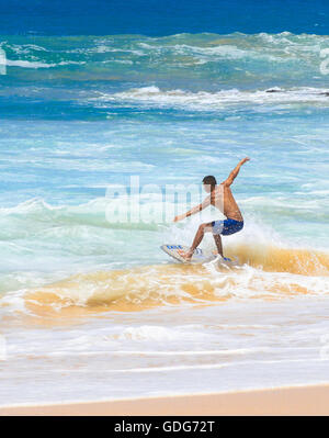 Skimboarder à grande plage à Makena State Park Banque D'Images