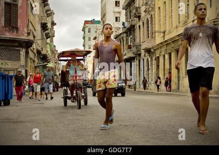 Scène de rue dans la ville historique de La Havane Cuba avec vélo-taxi Banque D'Images