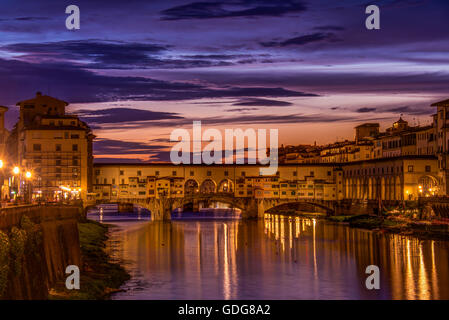 Le Ponte Vecchio (le "vieux pont") à partir de la Ponte alle Grazie, Florence (Firenze), Italie Banque D'Images