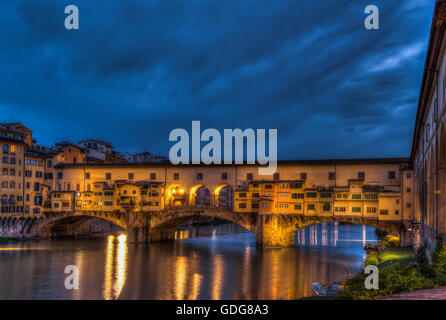 Le Ponte Vecchio (le "vieux pont") à partir de la Ponte alle Grazie, Florence (Firenze), Italie Banque D'Images