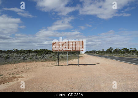 Le '90 km' droite signe de l'Eyre Highway dans l'ouest de l'Australie - Australie Banque D'Images