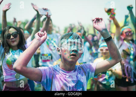 Chengdu, province du Sichuan, Chine - Juillet 2, 2016 : coureurs ayant l'amusement à la Color Run Chine à Chengdu Banque D'Images