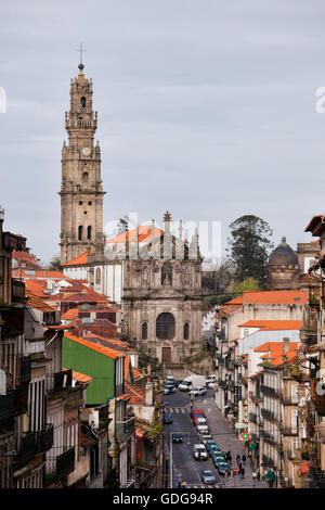 Rua dos Clerigos rue menant à l'Église des clercs à Porto, Portugal, centre-ville historique Banque D'Images