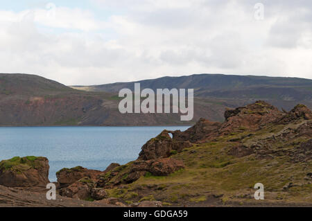 Islande : le sable noir et les roches du lac Kleifarvatn, sur la péninsule de Reykjanes et sur la zone de la fissure de la dorsale médio-Atlantique Banque D'Images