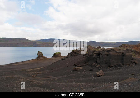 Islande : le sable noir et les roches du lac Kleifarvatn, sur la péninsule de Reykjanes et sur la zone de la fissure de la dorsale médio-Atlantique Banque D'Images