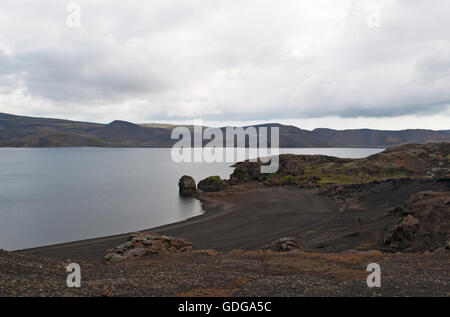 Islande : le sable noir et les roches du lac Kleifarvatn, sur la péninsule de Reykjanes et sur la zone de la fissure de la dorsale médio-Atlantique Banque D'Images