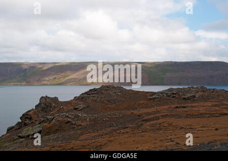 Islande : le sable noir et les roches du lac Kleifarvatn, sur la péninsule de Reykjanes et sur la zone de la fissure de la dorsale médio-Atlantique Banque D'Images